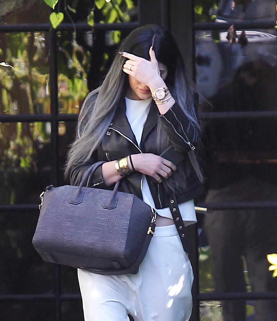 INF &#8211; Kylie Jenner steps out with grey ombre hair