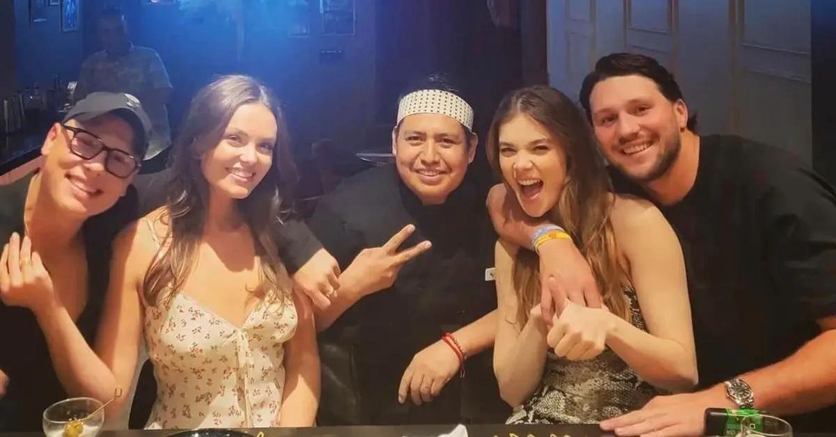 pregnant hailee steinfeld baby bump  golden globes