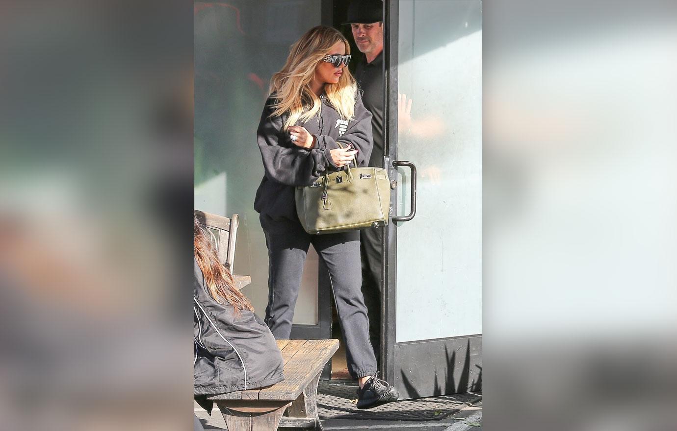 Khloe kardashian hides baby bump