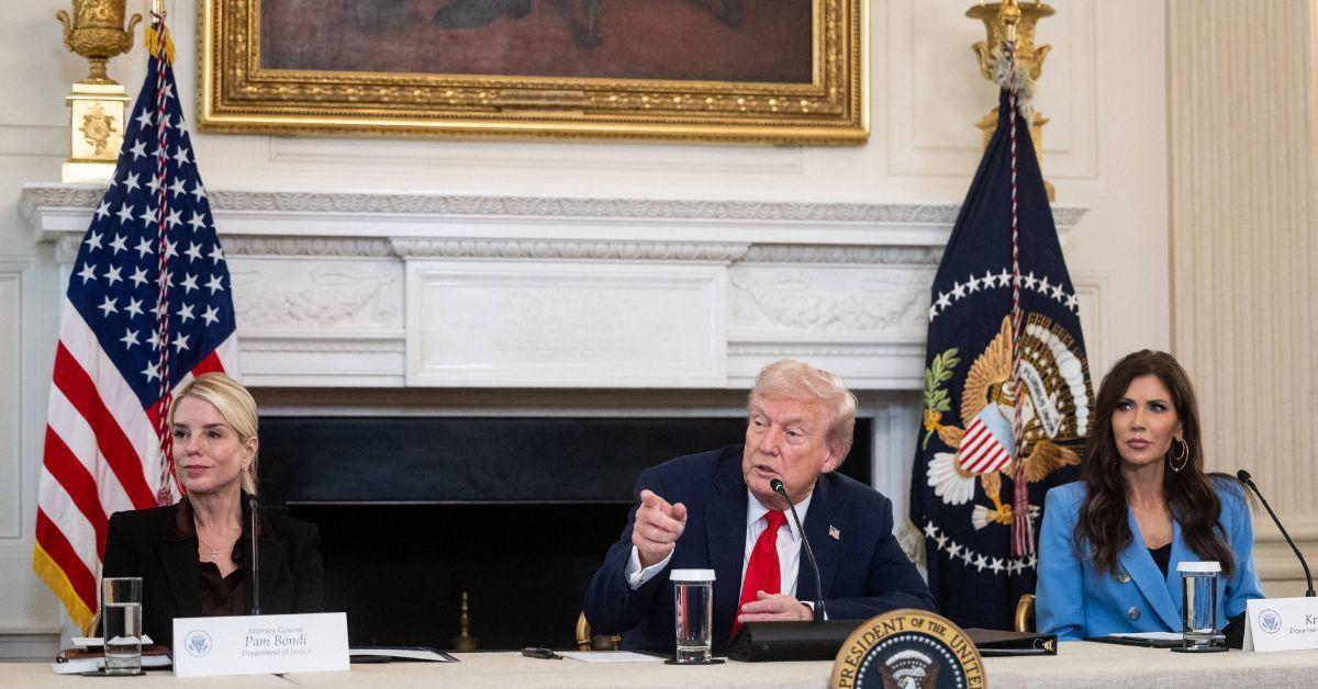 photo of Donald Trump quickly deleted the demanding message directed at Pam Bondi after posting it