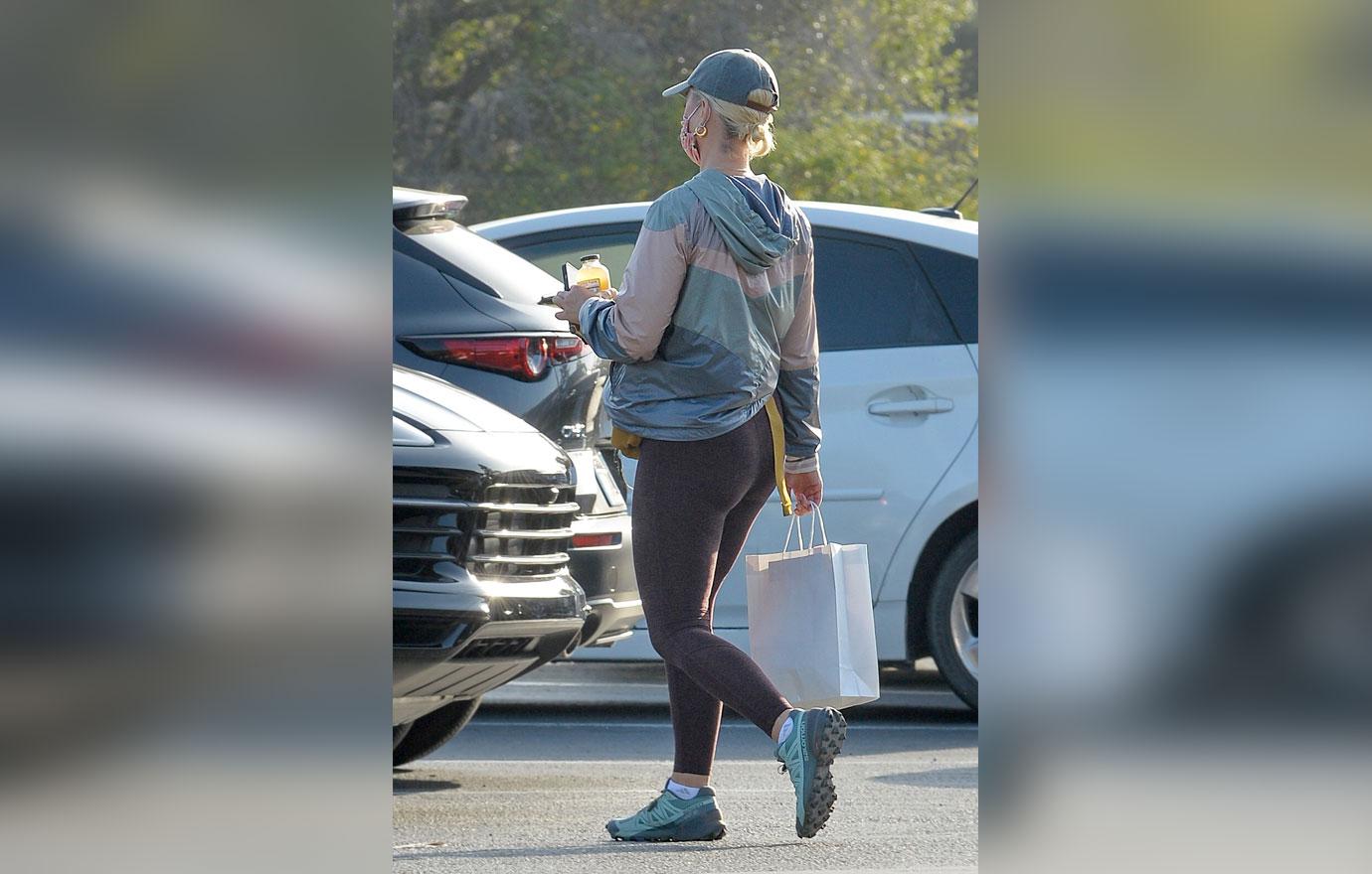 katy perry and orlando bloom stop at health food store with baby daisy