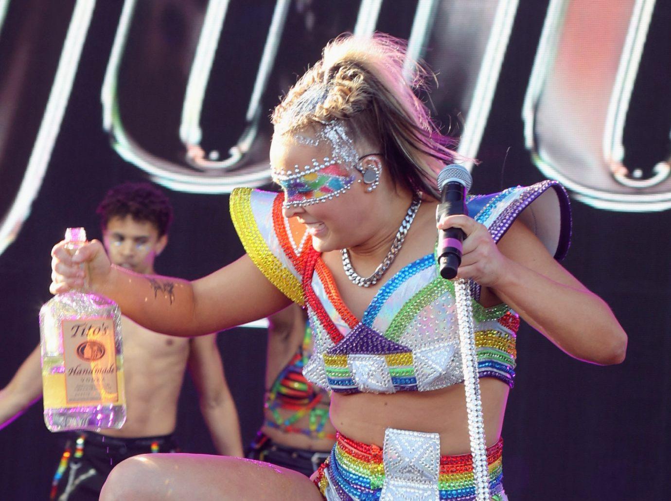 jojo siwa hater booed pride concert