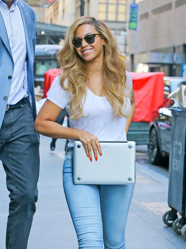 BeyoncÈ is all smiles while carrying her laptop around New York City