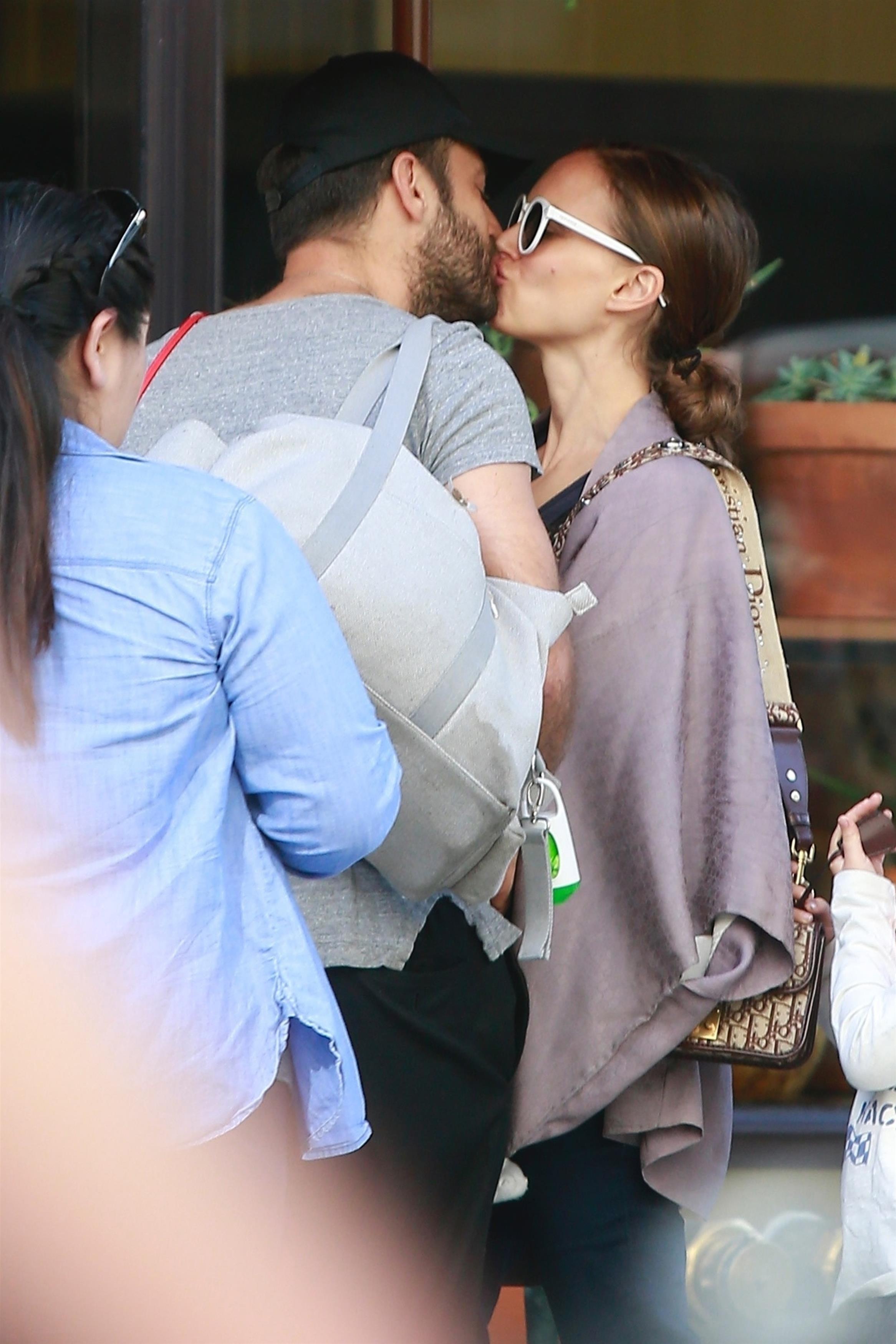 natalie-portman-pda