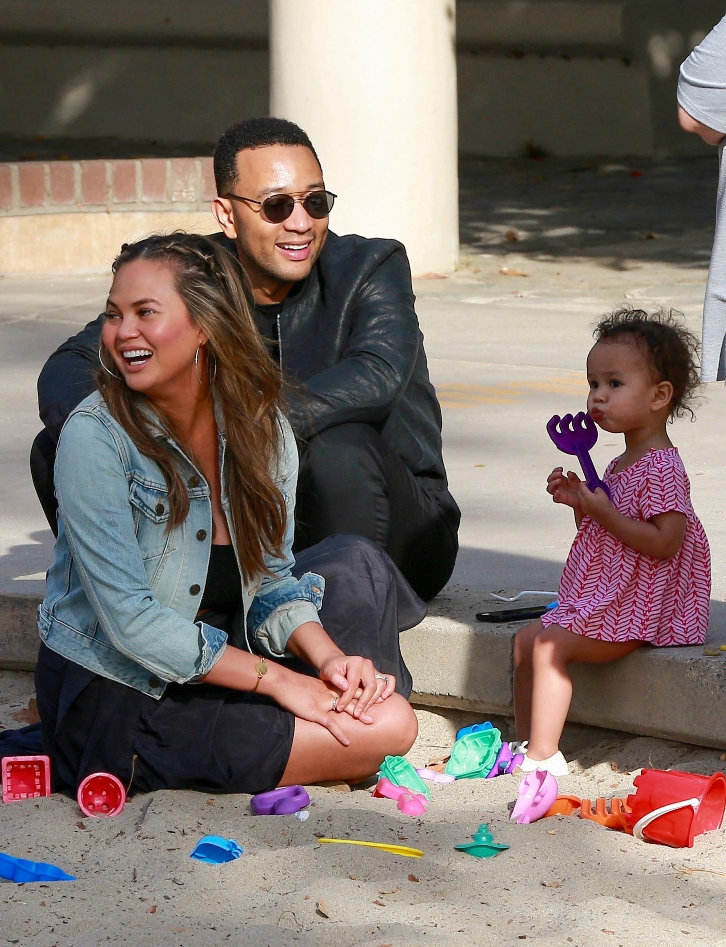 pregnant chrissy teigen baby bump luna john legend pics 03