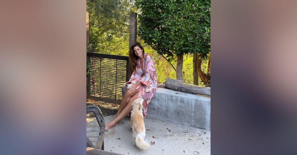 Cindy Crawford Goes MakeupFree While With Daughter Kaia's Dog Milo(01)