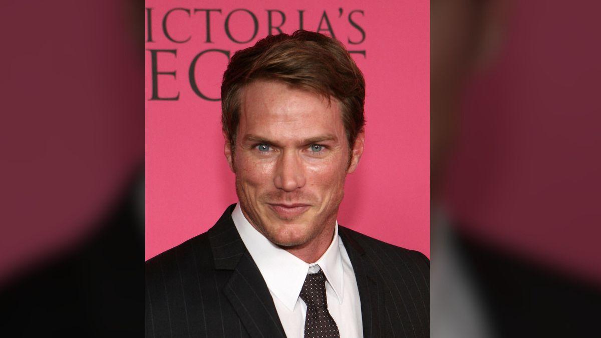  Photo of Jason Lewis 