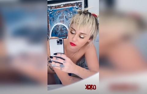 Miley Cyrus Nude Selfie Pictures: Singer Poses In Front Of A Mirror For