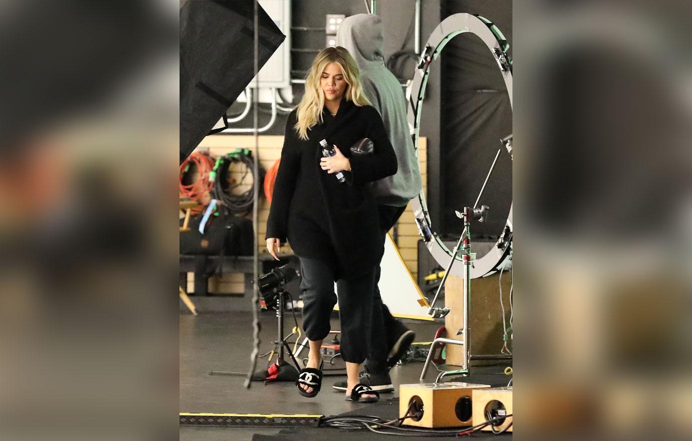 Khloe Kardashian Hides Baby Bump Coat 4