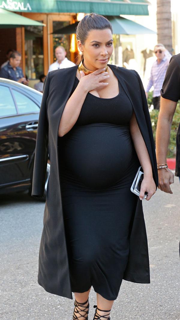 Kim kardashian huge baby bump shopping.jpg 02