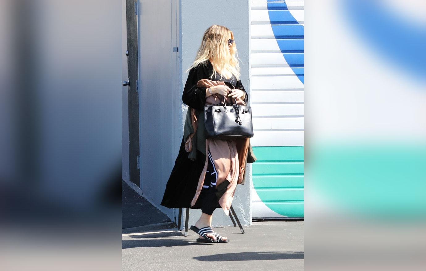 Khloe kardashian baby bump