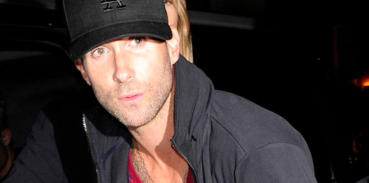 Maroon 5 joined by Victoria&#8217;s Secrets Angels in London