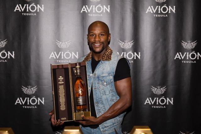 //Floyd Mayweather Jr Joins Tequila Avion to Sign Commemorative Bottles of Avion Reserva  Extra Anejo_