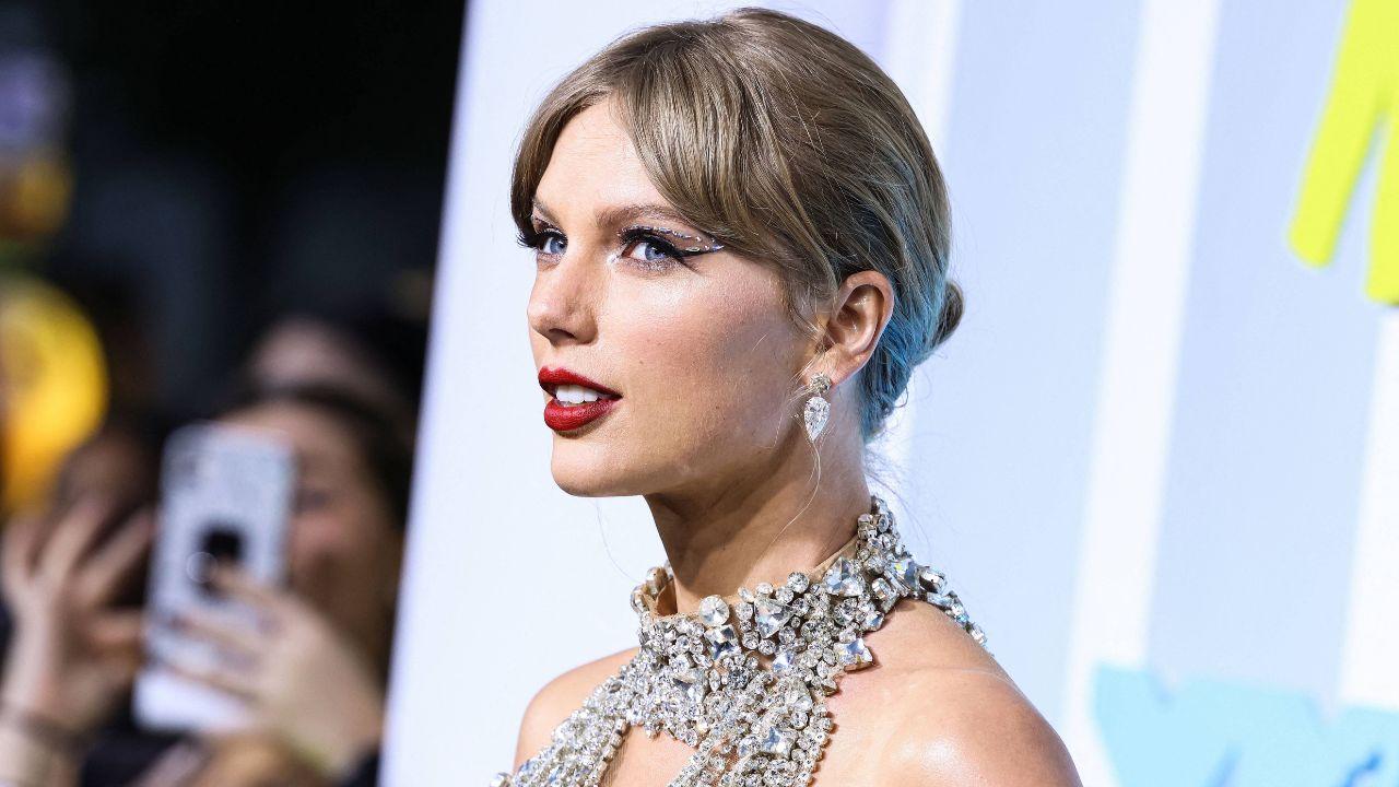 image of Tom Cruise also praised Taylor Swift and Travis Kelce while recalling their wedding celebration.