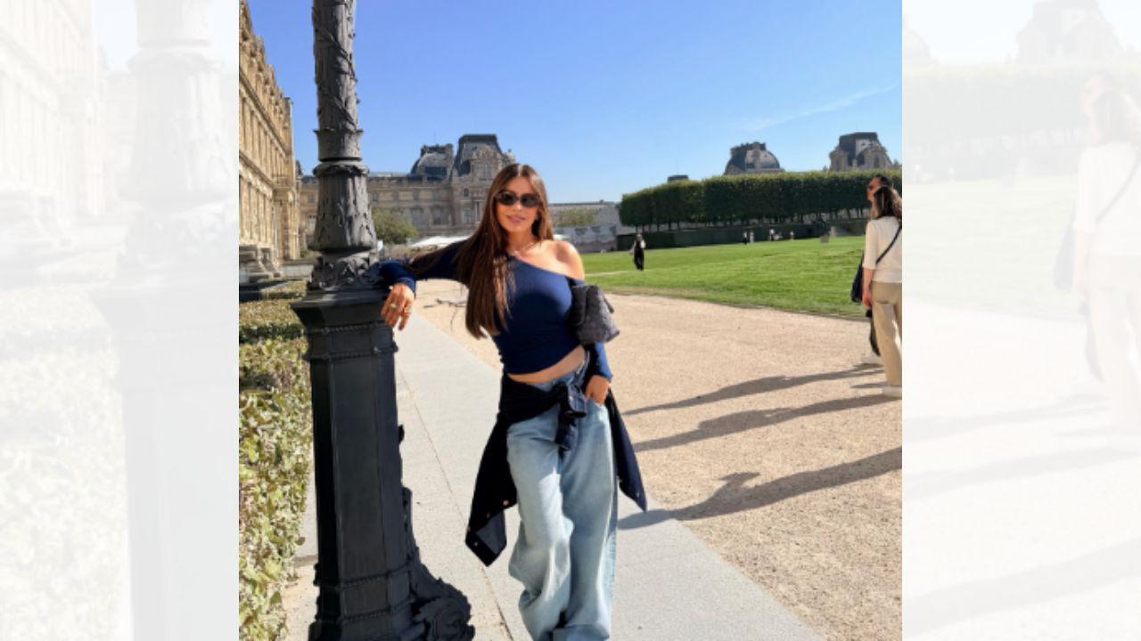 Image of Sofía Vergara wore a crop top and baggy jeans for the photo.