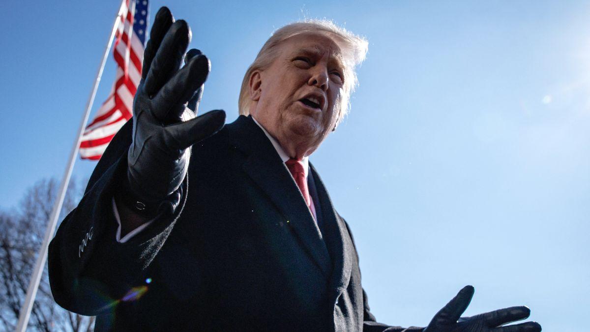 Image of Donald Trump has a huge bruise on his right hand.