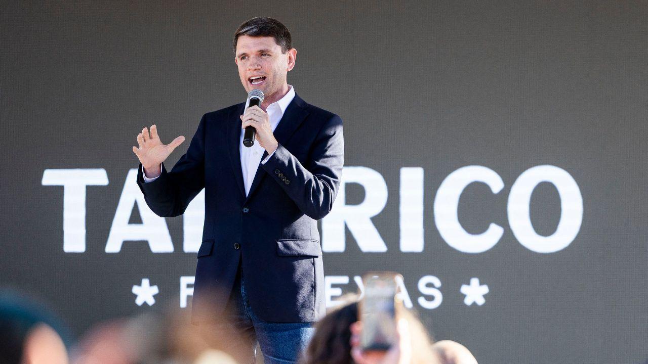 Image of A public relations expert warned that Kacey Musgraves’ public exchange with Kristi Noem could overshadow James Talarico’s political message.