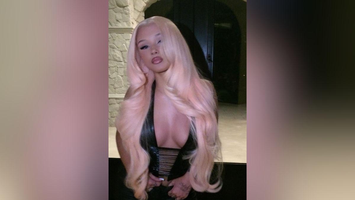 Image of Alabama Barker exposed her cleavage in a seductive leather outfit.