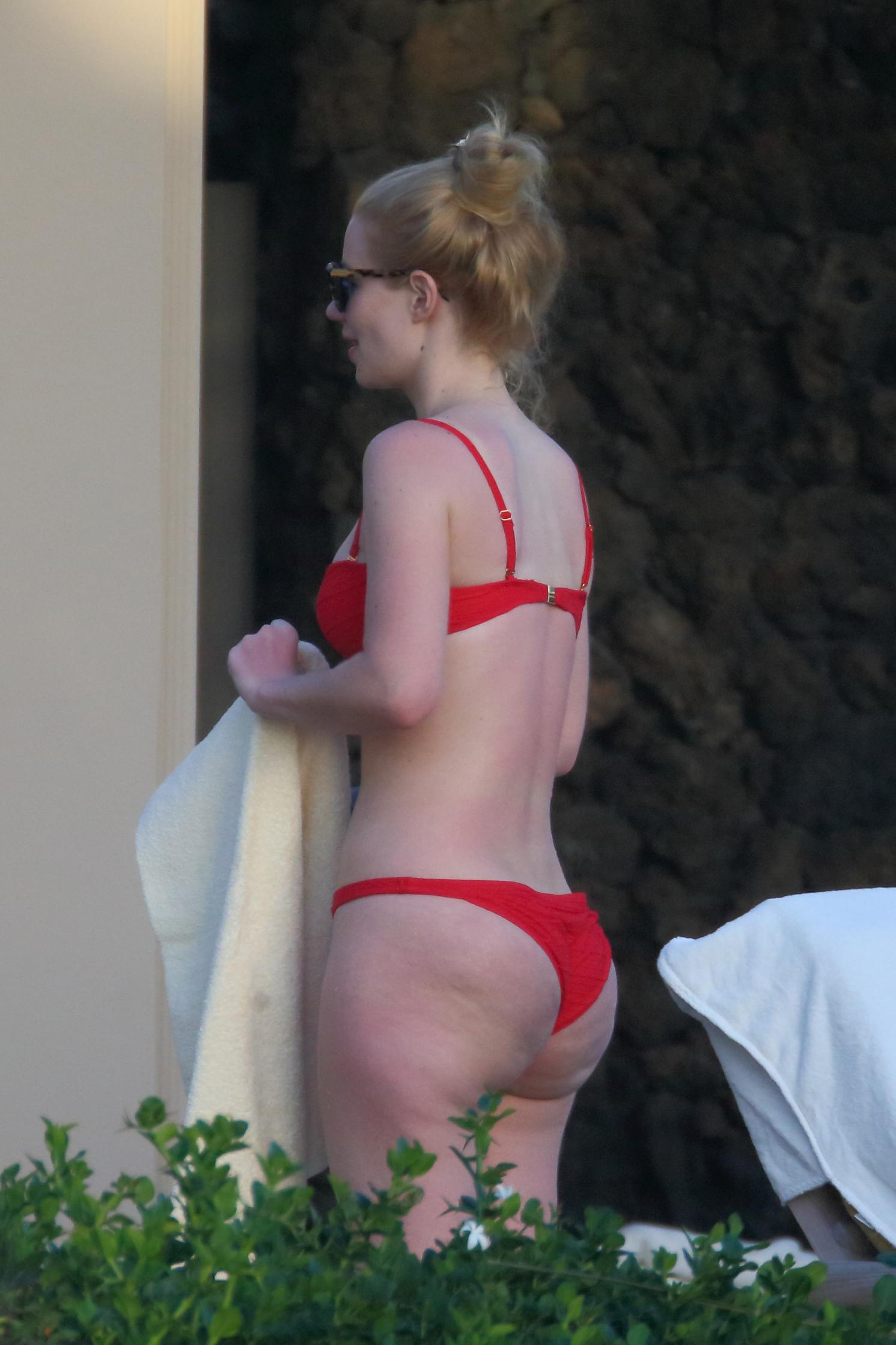 EXCLUSIVE: *PREMIUM RATES APPLY** Iggy Azalea shows off her trademark curves on a romantic Valentine&#8217;s break in Hawaii with boyfriend Nick Young