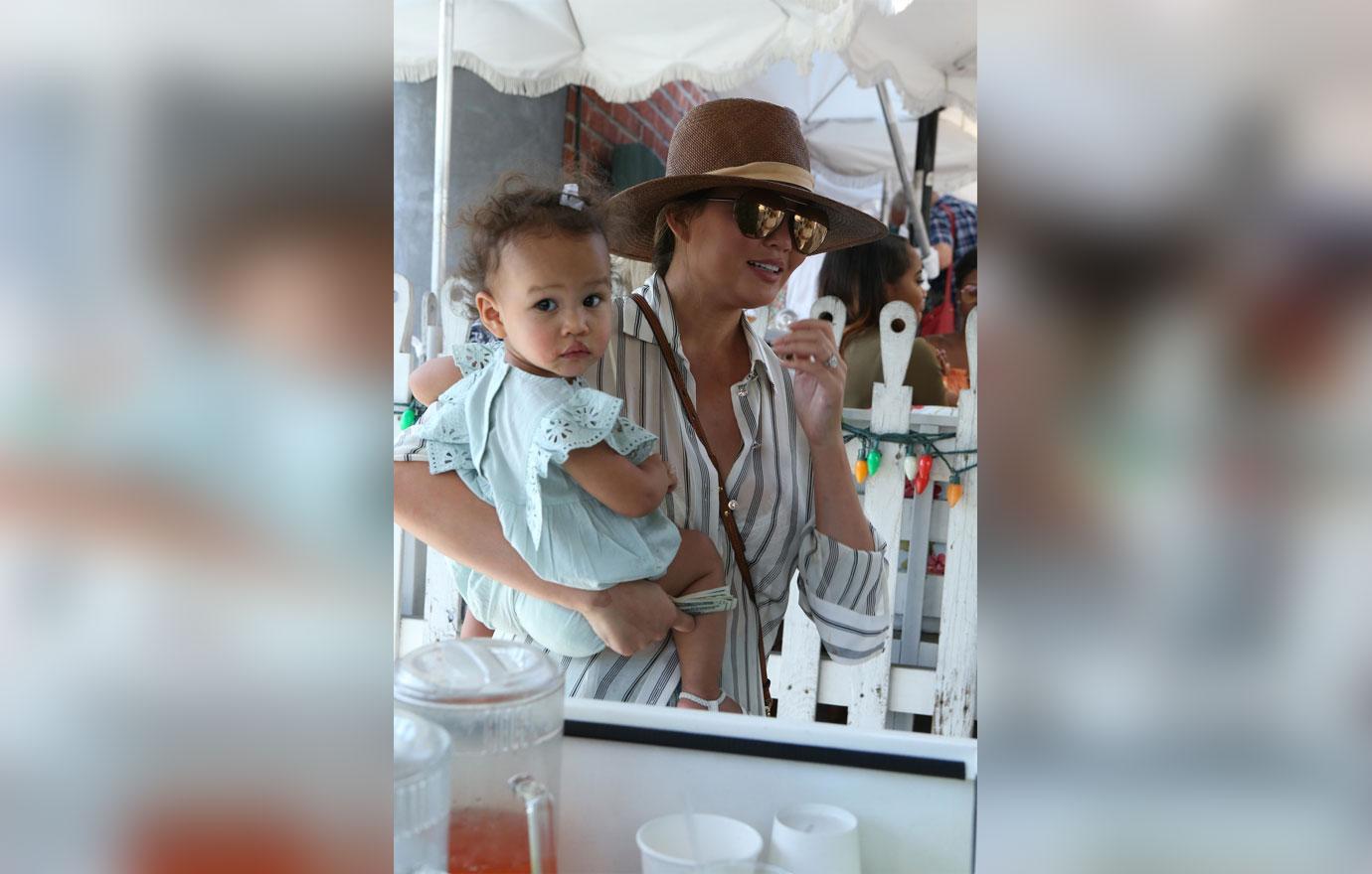 Chrissy teigen baby bump