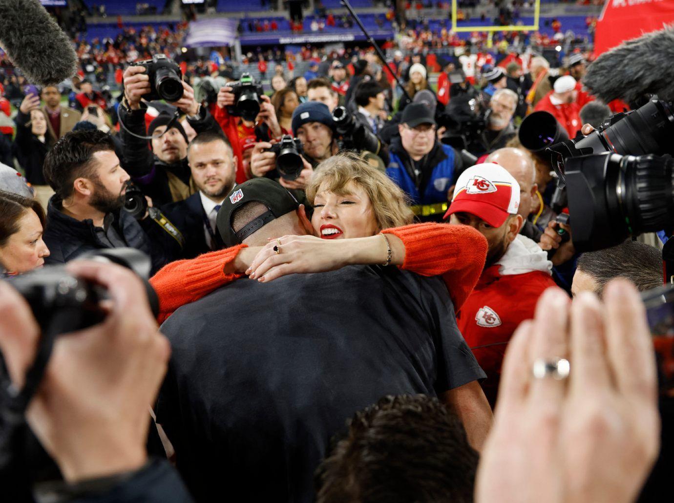 travis kelce repeatedly kisses taylor swifts shoulder watch