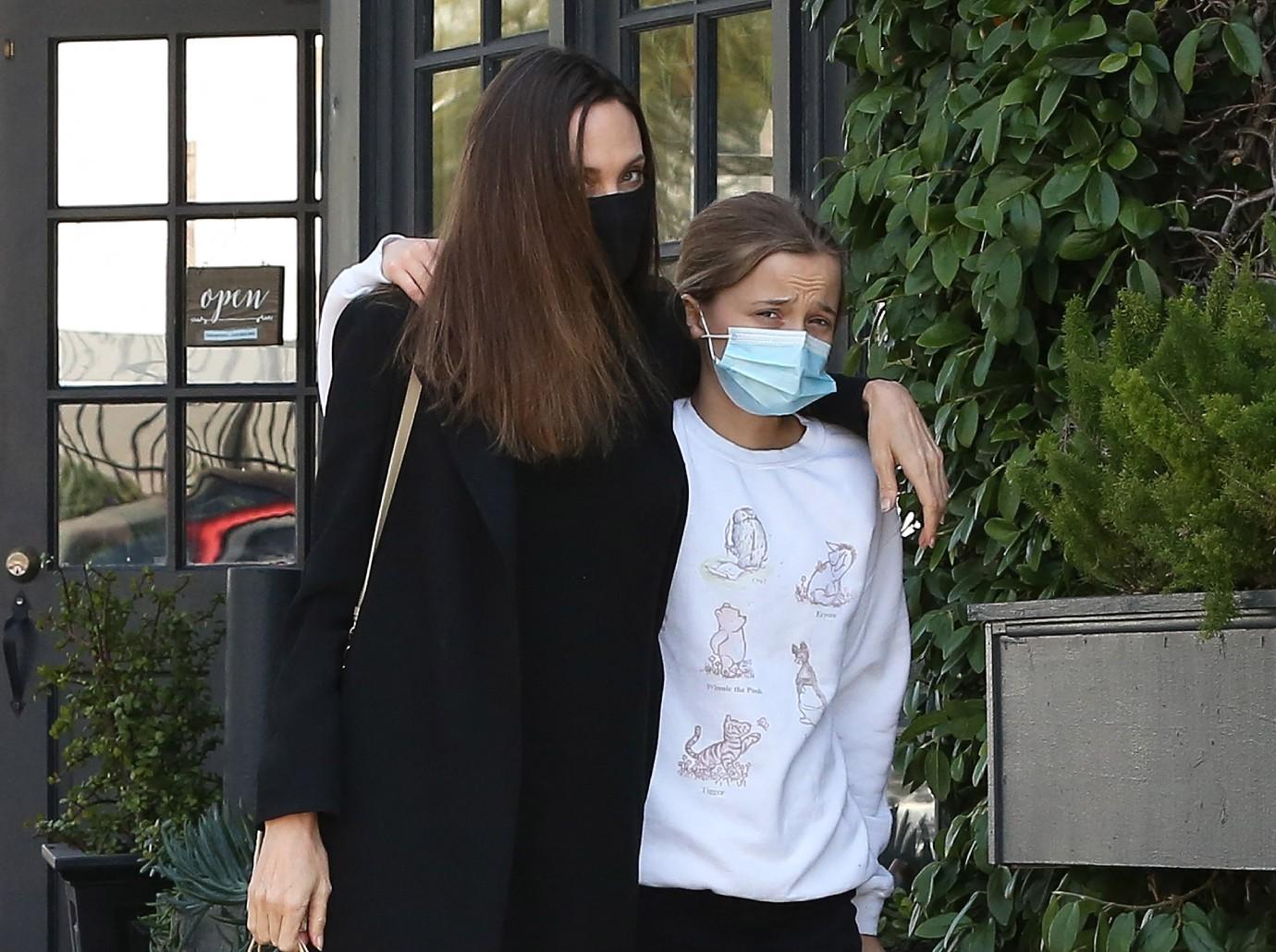 Angelina Jolie Hires Daughter Vivienne 15 As Her Assistant