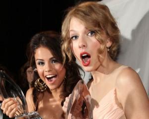 2011__07__Selena_Gomez_Taylor_Swift_July22newsbt 300×240.jpg
