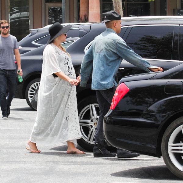 Pregnant Ashlee Simpson Holds Hands With Evan Ross