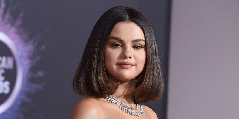 Selena Gomez Gets Stung By Man O' War In Hawaii