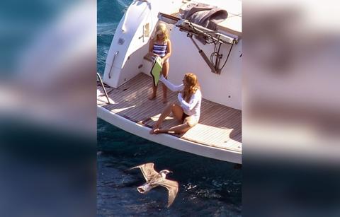 [PICS] Amy Adams Shows Off Her Bikini Body On Yacht In Italy