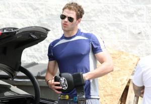 2010__07__Kellan_Lutz_July22_main 300×207.jpg