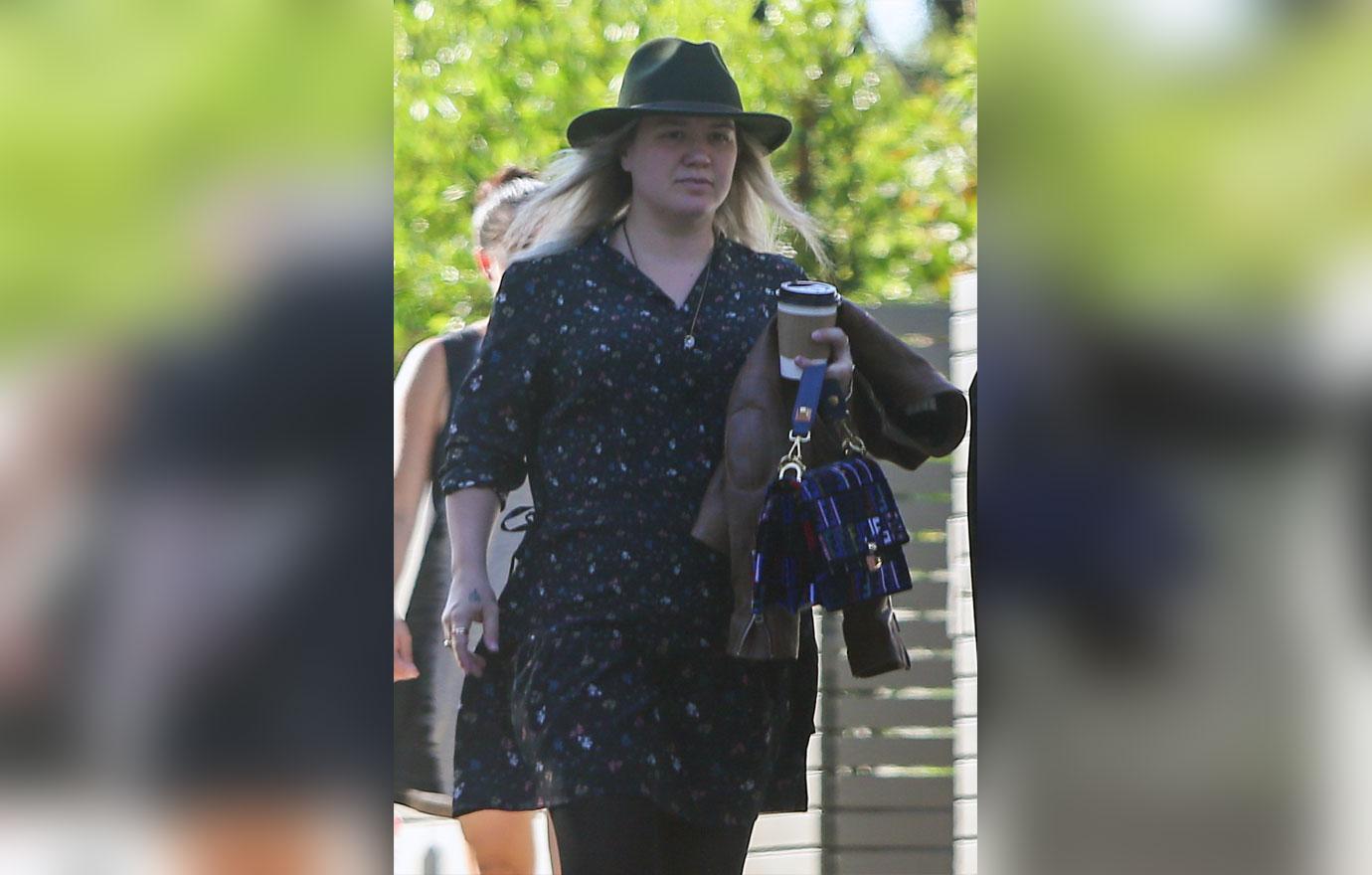 A makeup free Kelly Clarkson looks chic as she drops off her daughter River Rose with a nanny.