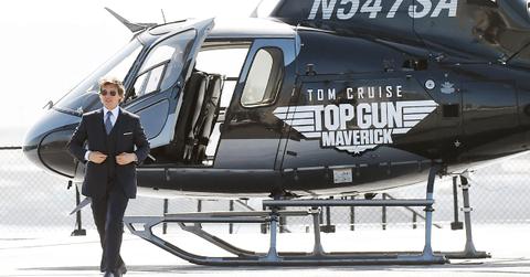 tom cruise top gun premiere maverick helicopter pp