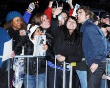 2010__03__Robert_Pattinson_March3_3 225×179.jpg