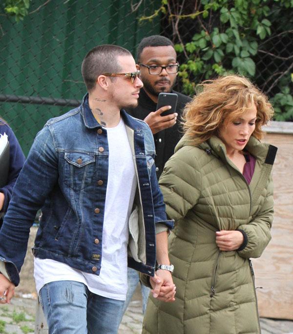 Jennifer lopez casper smart holding hands 03