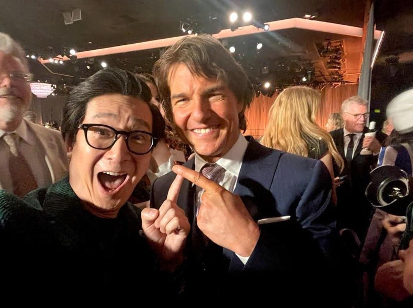 tom cruise ridiculed debuting orange spray tan oscars luncheon