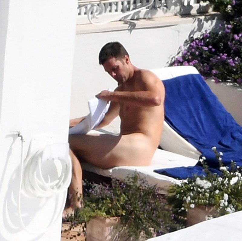 *PREMIUM EXCLUSIVE* Tom Brady gets a little CHEEKY while on vacation with Gisele Bündchen