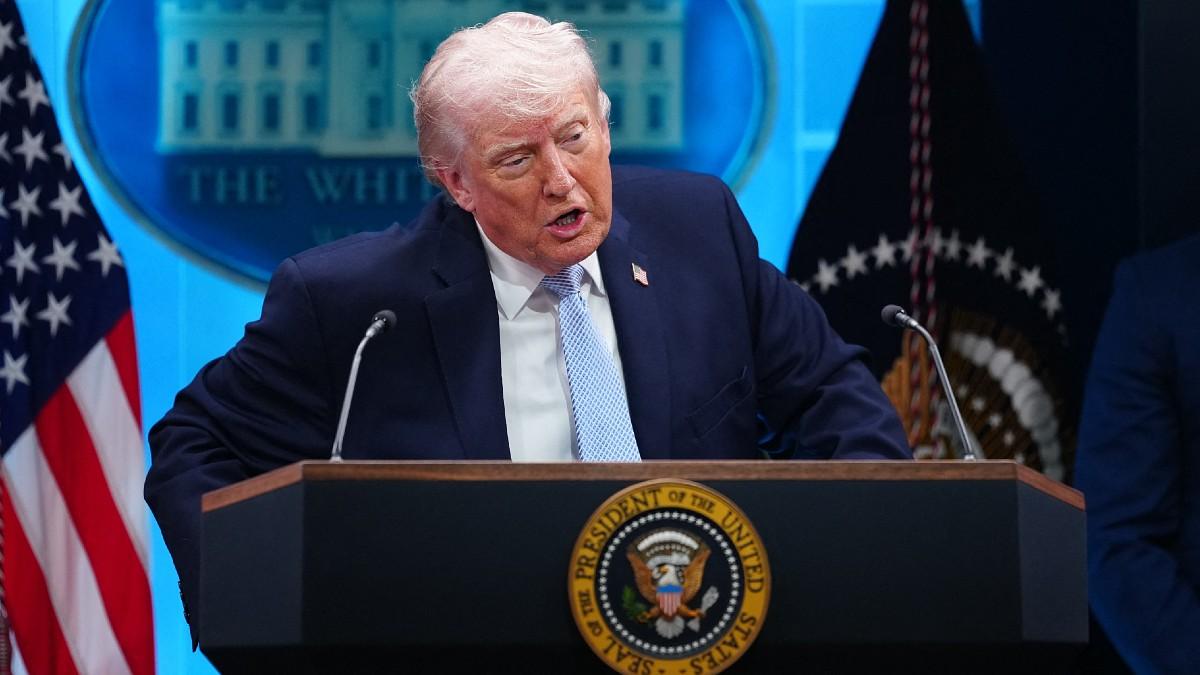 image of Donald Trump separately threatened to jail journalists who refuse to reveal their sources.