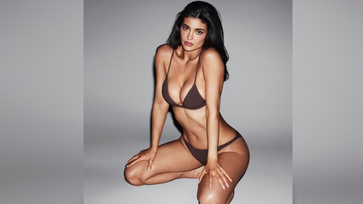 Image of Kylie Jenner flaunted her toned abs in barely-there undergarments.