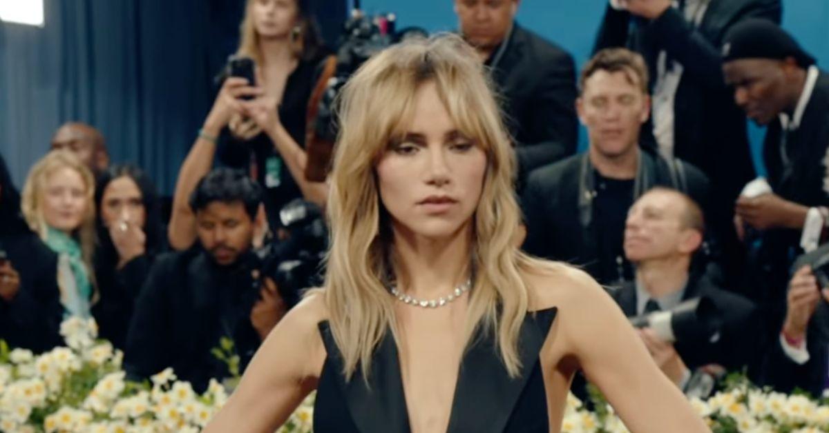 braless suki waterhouse met gala