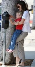 2009__07__fp_3290331_garner_jenniferviolet_rev_071909 119&#215;225.jpg