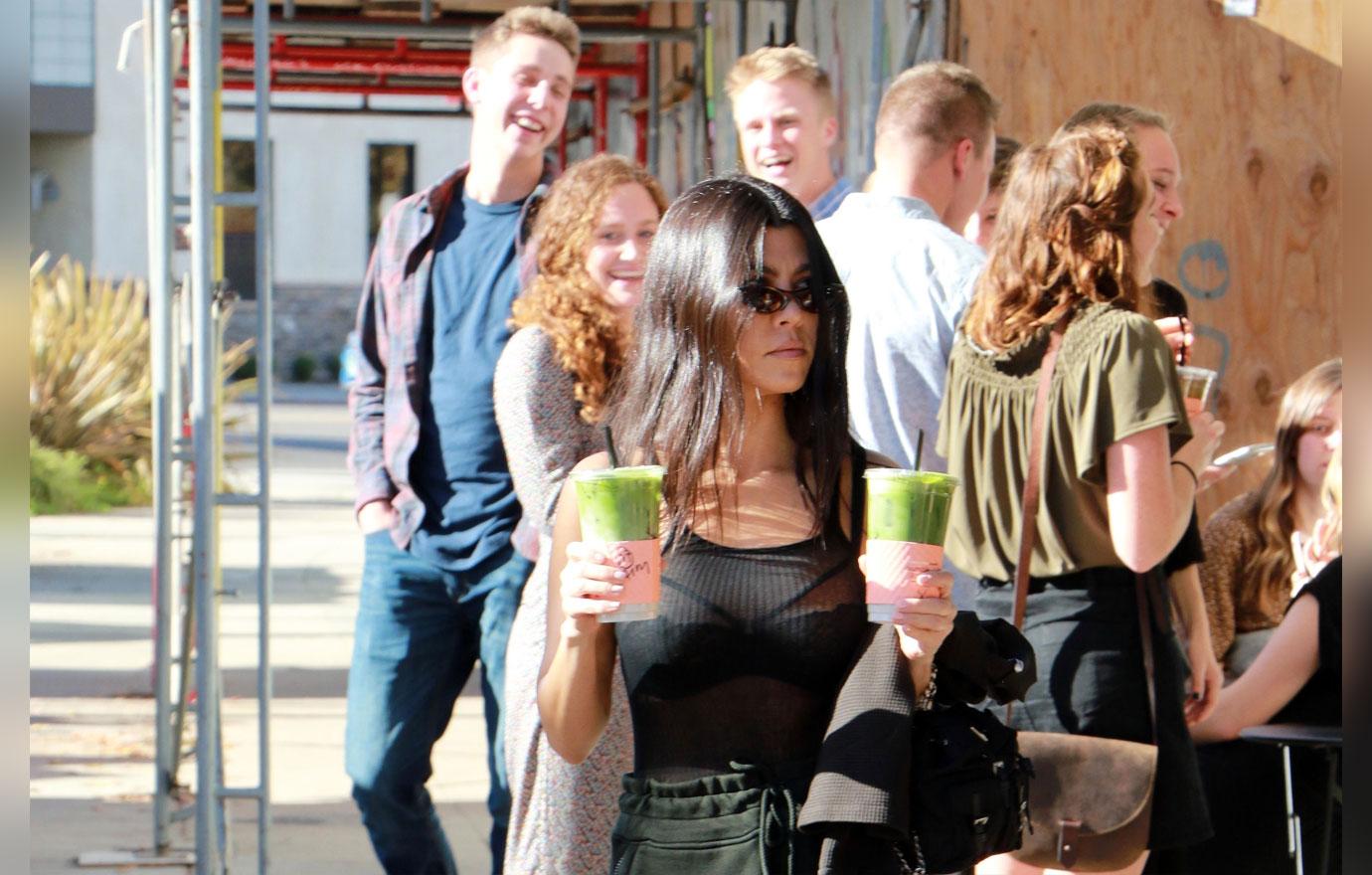 Kourtney kardashian photobombed farmers market 4