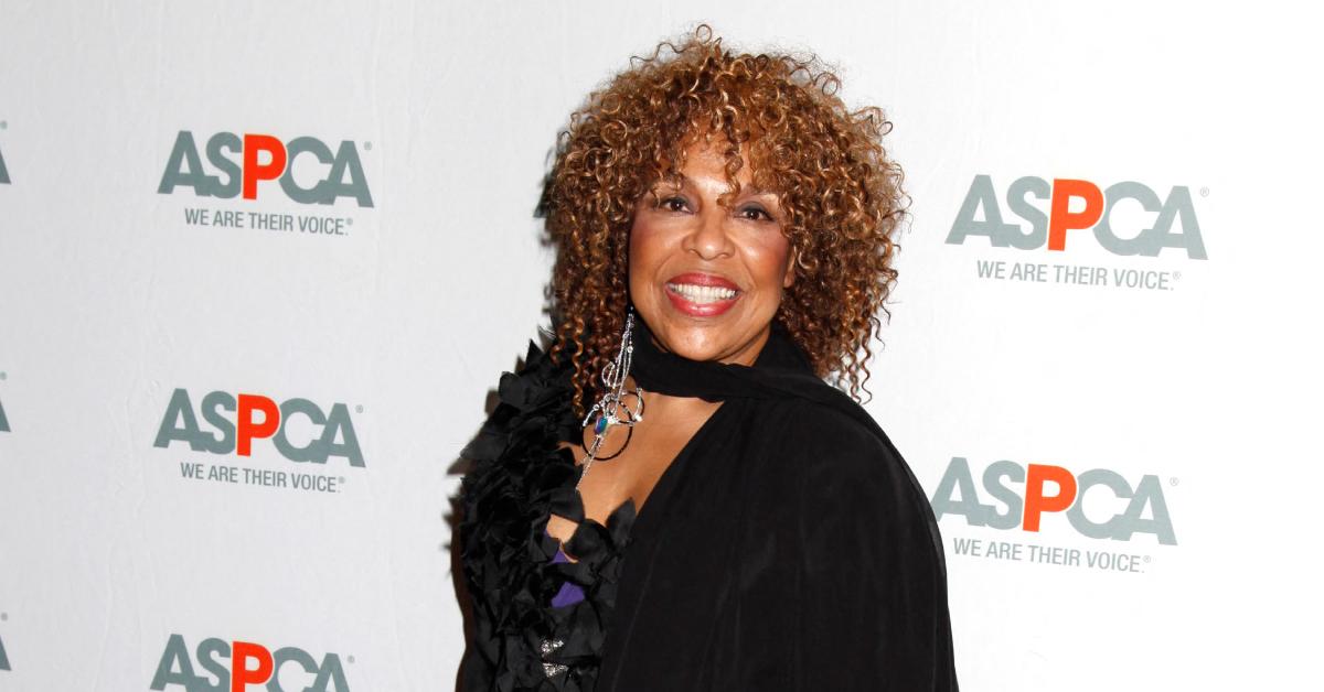 roberta flack dead  singer passed peacefully surrounded by family