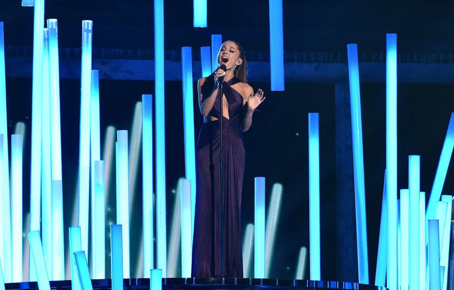 Ariana grande performing at the 2015 grammy awards 03