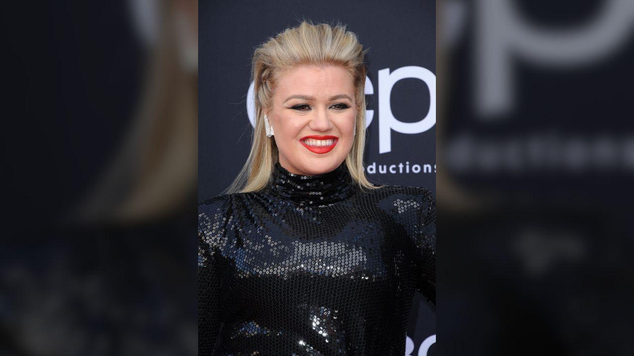 Image of Kelly Clarkson recalled an uncomfortable experience with a former manager.