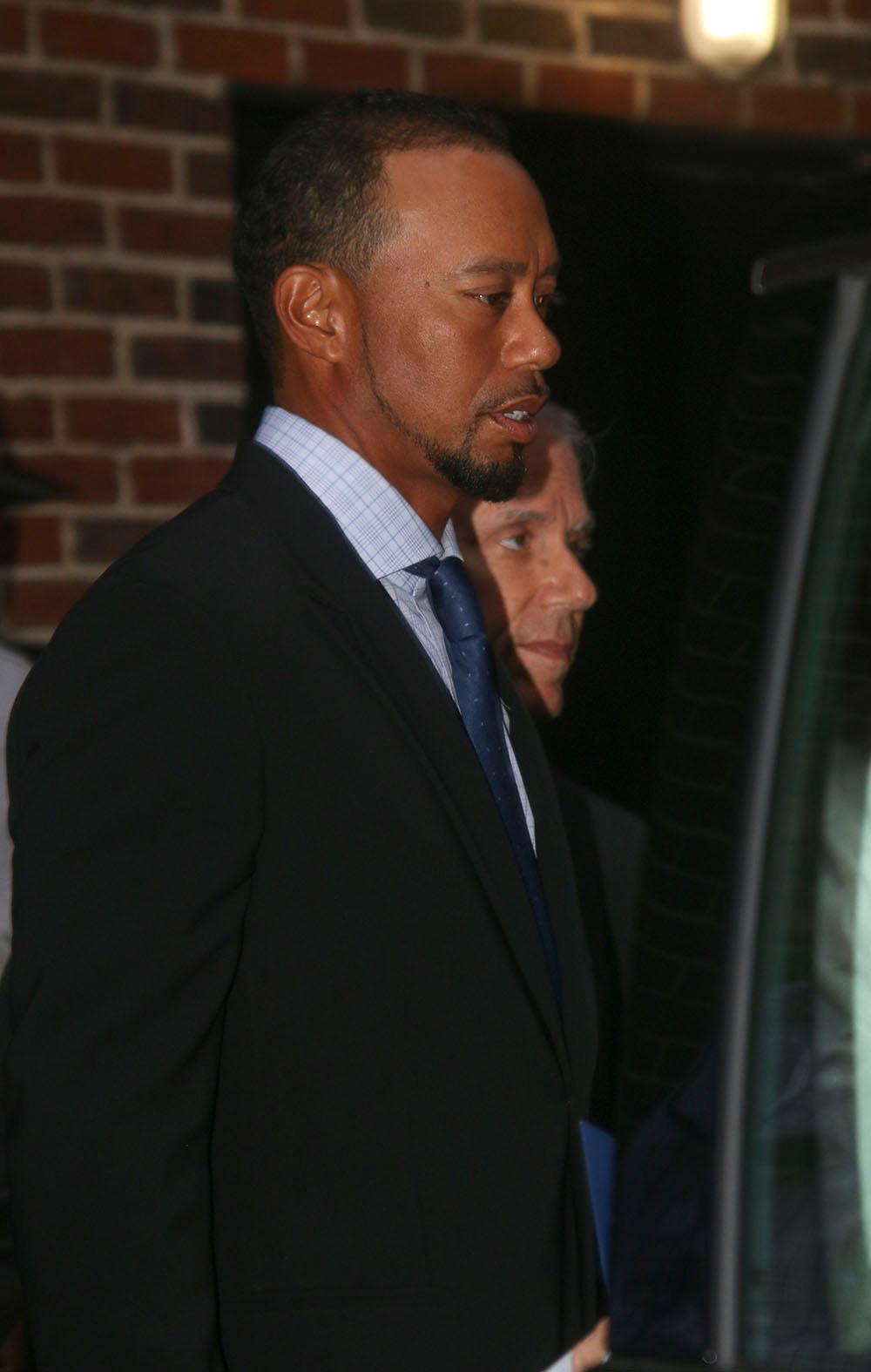 Tiger Woods dashes out of &#8216;The Late Show with Stephen Colbert&#8217;