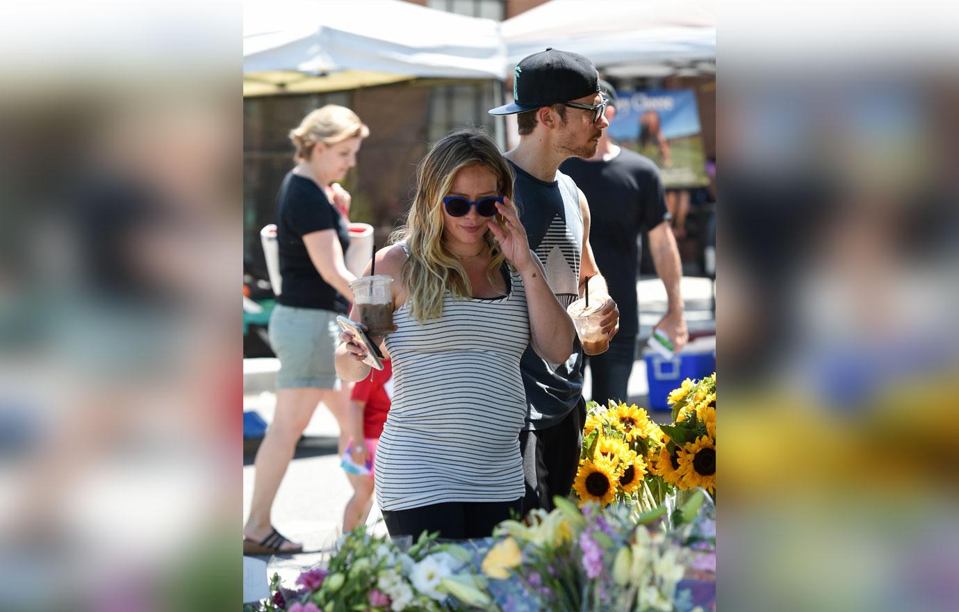 Pregnant hilary duff hit up farmers market 6