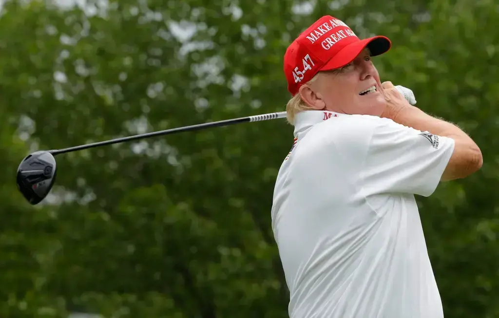 donald trump minions ridiculed fawning over presidents golfing skills