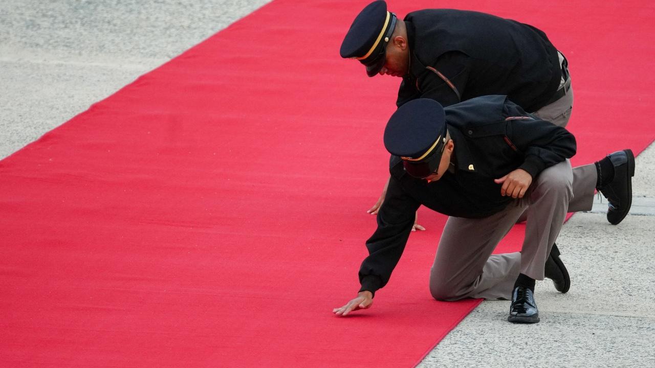 Photo of Military personnel dusted the carpet for Xi. 
