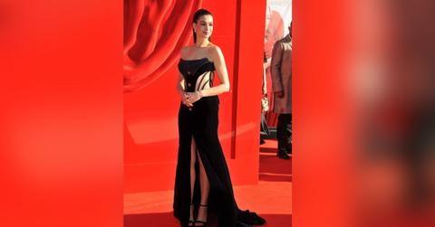 Photo of Anne Hathaway.